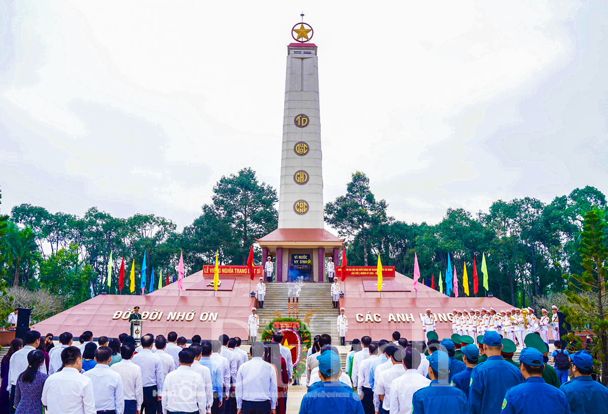 Đoàn đại biểu TP.HCM viếng Nghĩa trang Liệt sĩ trước thềm Đại hội - 5