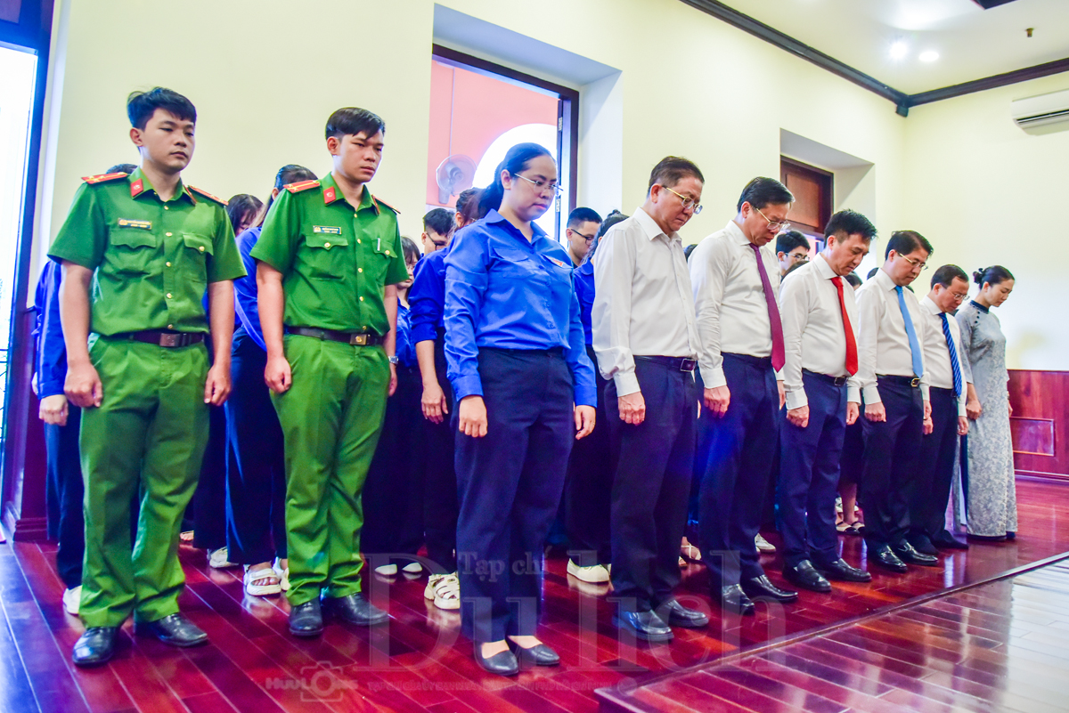 Đoàn đại biểu TP.HCM viếng Nghĩa trang Liệt sĩ trước thềm Đại hội - 7
