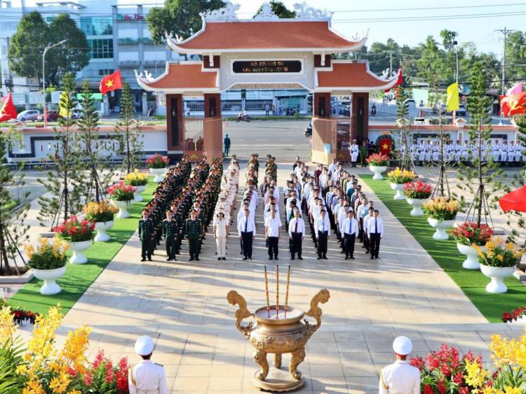 Lãnh đạo TPHCM tri ân các anh hùng liệt sĩ trước thềm Đại hội