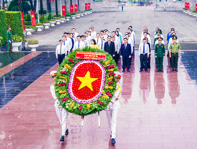 Đoàn đại biểu TP.HCM viếng Nghĩa trang Liệt sĩ trước thềm Đại hội