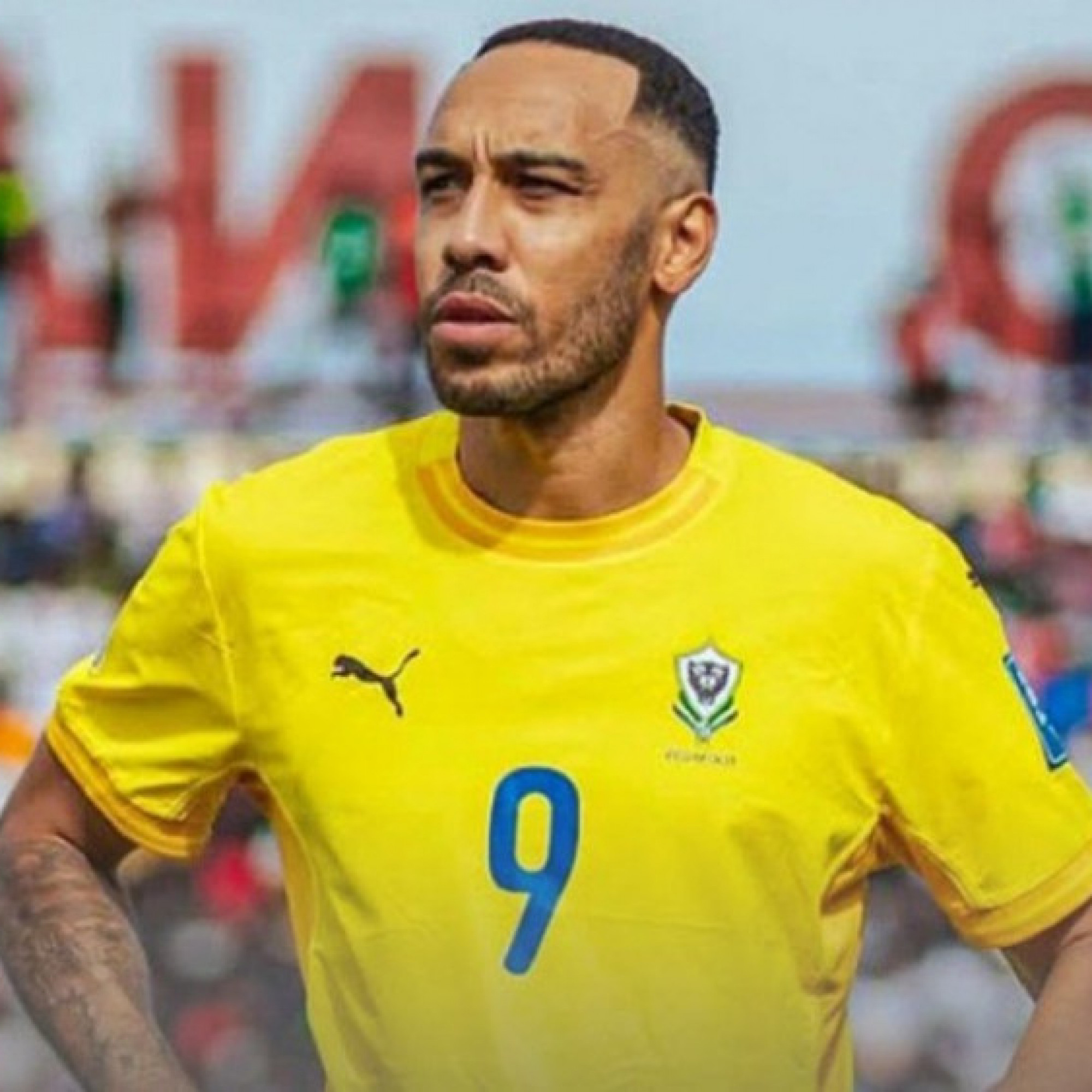  - Cựu sao Arsenal ghi 4 bàn và ăn thẻ đỏ, đua vé World Cup nghẹt thở
