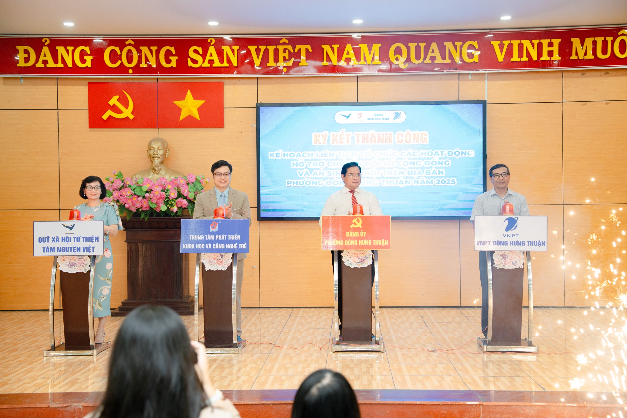 TP.HCM thí điểm mô hình 'Đại sứ số, gia đình số' - 1