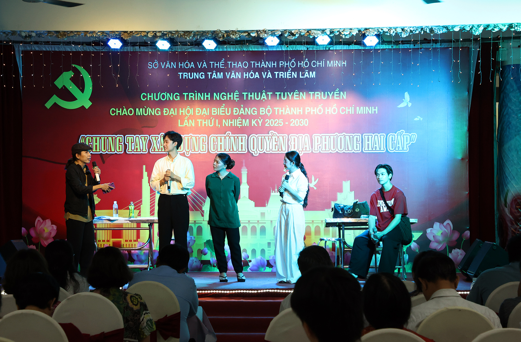Sôi nổi các đêm nghệ thuật đường phố chào mừng Đại hội Đảng bộ TP.HCM - 1
