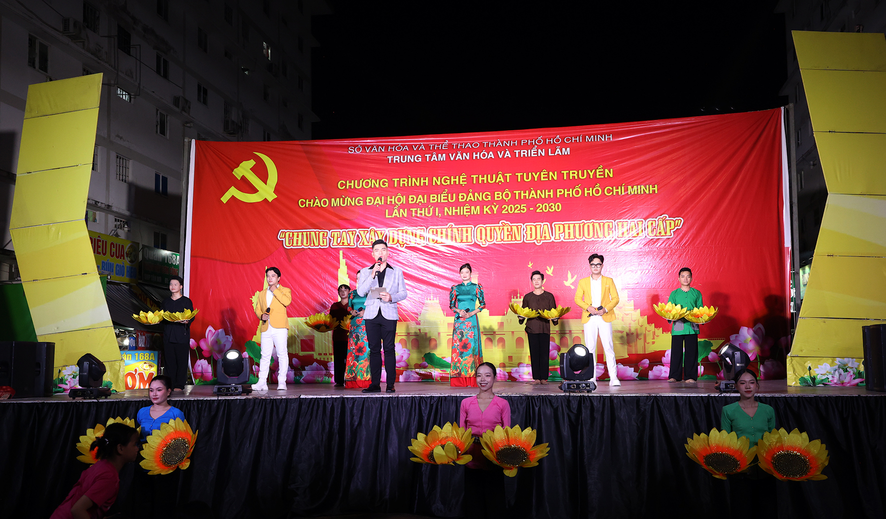 Sôi nổi các đêm nghệ thuật đường phố chào mừng Đại hội Đảng bộ TP.HCM - 2