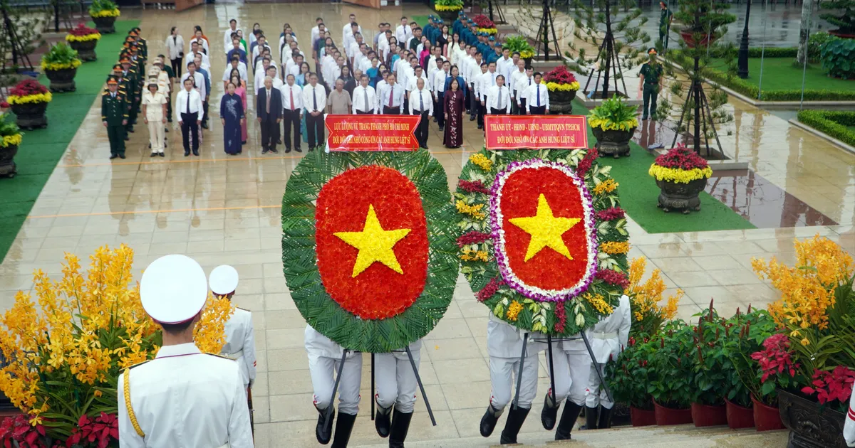 Lãnh đạo TPHCM tri ân các anh hùng liệt sĩ trước thềm Đại hội - 1