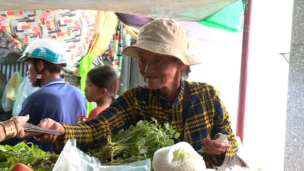 NSƯT Ốc Thanh Vân bật khóc: “Là mẹ thì không được bỏ con, dù với bất cứ lý do gì” - 3