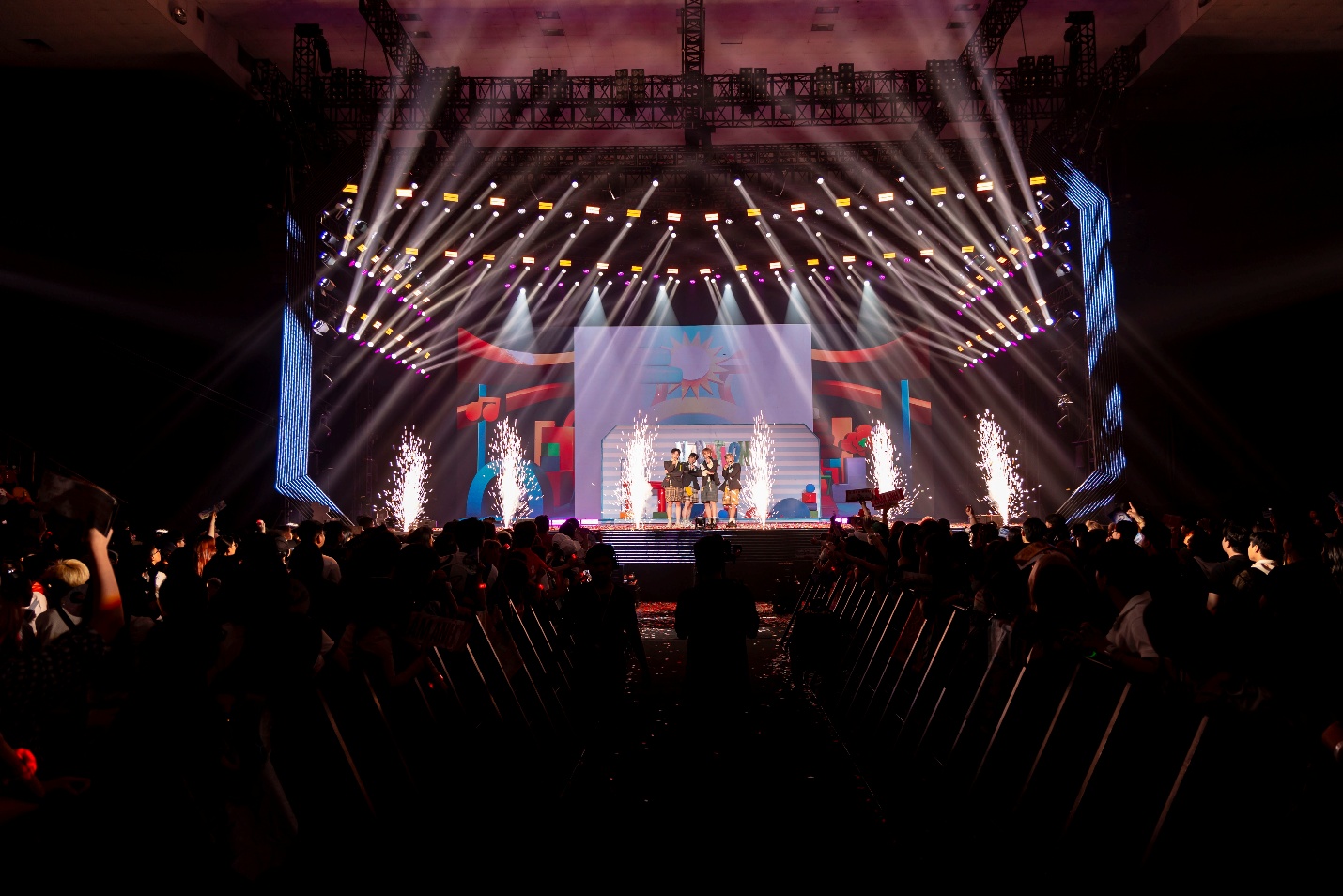 show song con bat dau bung no, khan gia nong long theo doi tan binh toan nang, hong ket qua som nhat - 9
