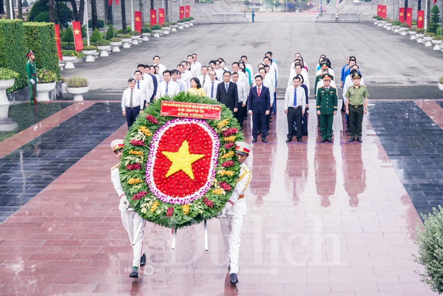 Đoàn đại biểu TP.HCM viếng Nghĩa trang Liệt sĩ trước thềm Đại hội - 1