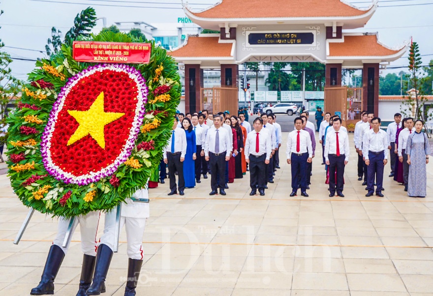Đoàn đại biểu TP.HCM viếng Nghĩa trang Liệt sĩ trước thềm Đại hội - 4