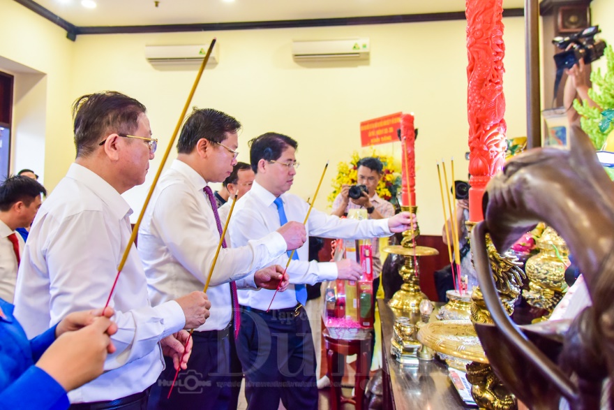 Đoàn đại biểu TP.HCM viếng Nghĩa trang Liệt sĩ trước thềm Đại hội - 9