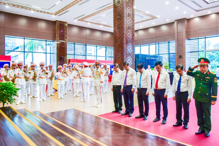 Đoàn đại biểu TP.HCM viếng Nghĩa trang Liệt sĩ trước thềm Đại hội - 10