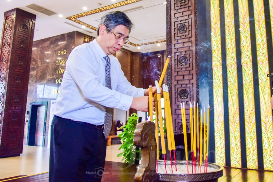 Đoàn đại biểu TP.HCM viếng Nghĩa trang Liệt sĩ trước thềm Đại hội - 13