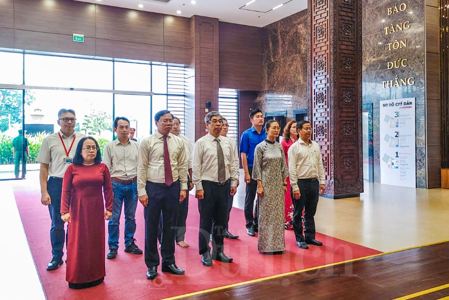 Đoàn đại biểu TP.HCM viếng Nghĩa trang Liệt sĩ trước thềm Đại hội - 12