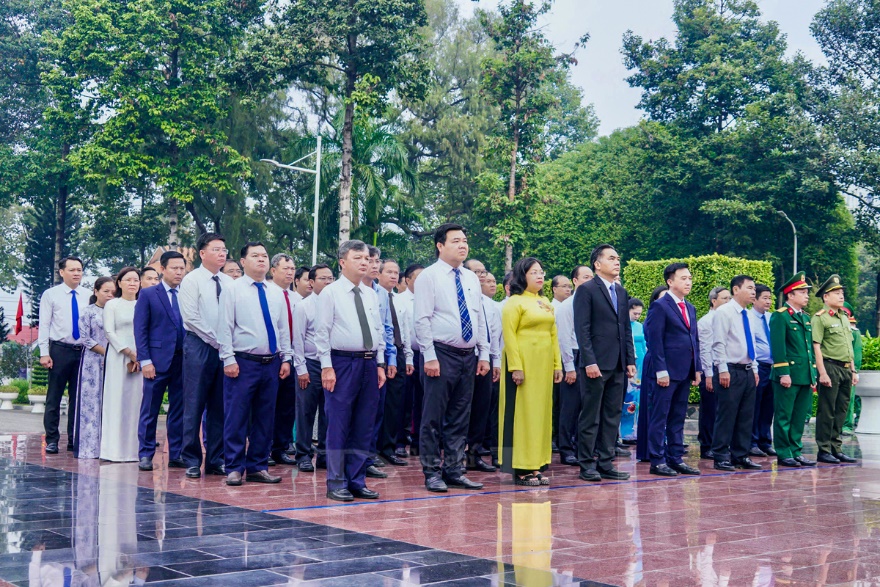 Đoàn đại biểu TP.HCM viếng Nghĩa trang Liệt sĩ trước thềm Đại hội - 2