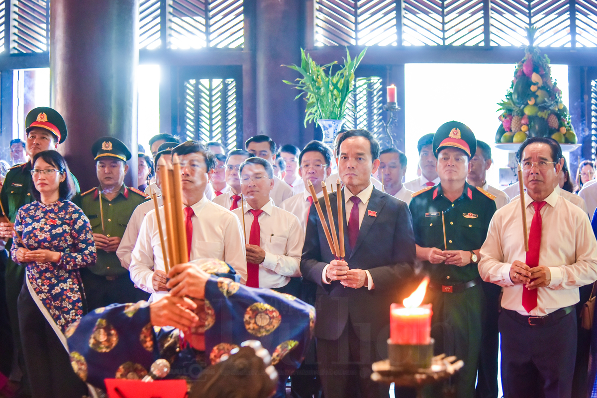 Đoàn đại biểu Đại hội Đảng bộ TP.HCM dâng hương tưởng nhớ các Vua Hùng - 9