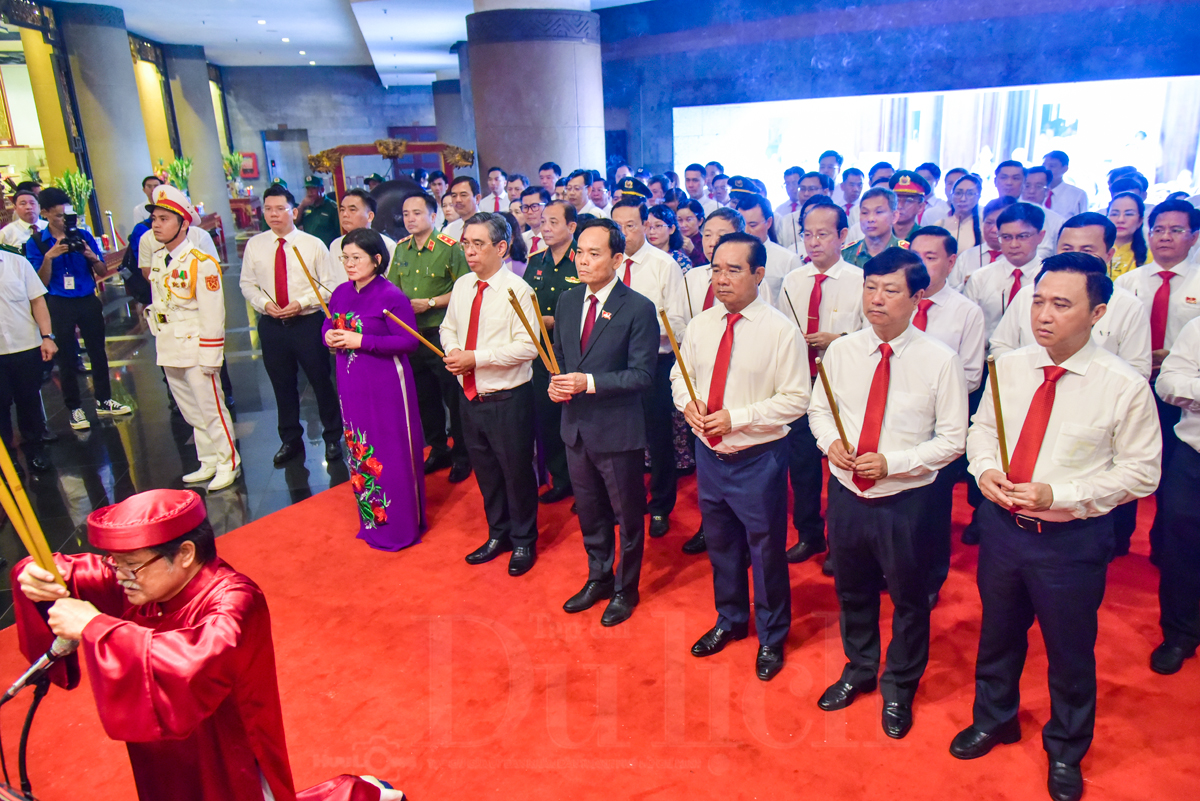 Đoàn đại biểu Đại hội Đảng bộ TP.HCM dâng hương tưởng nhớ các Vua Hùng - 3
