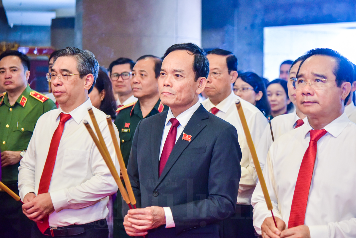 Đoàn đại biểu Đại hội Đảng bộ TP.HCM dâng hương tưởng nhớ các Vua Hùng - 4