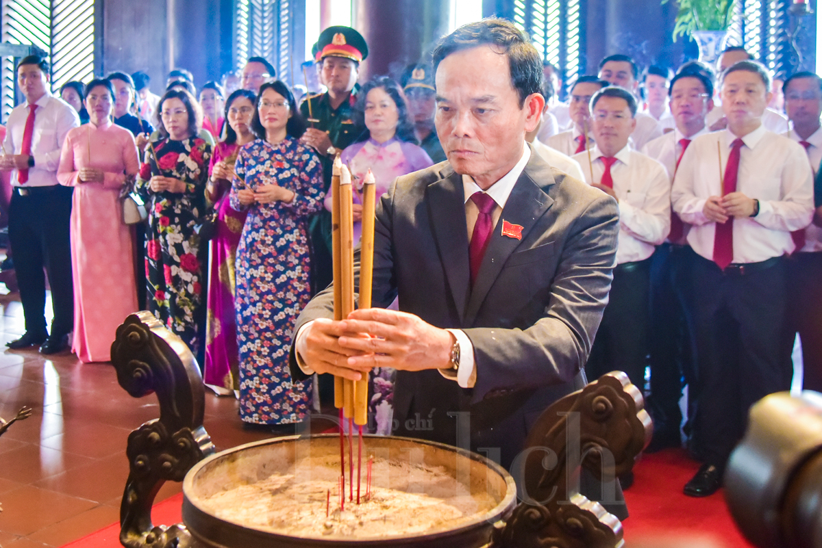 Đoàn đại biểu Đại hội Đảng bộ TP.HCM dâng hương tưởng nhớ các Vua Hùng - 10