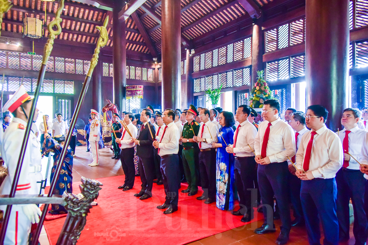 Đoàn đại biểu Đại hội Đảng bộ TP.HCM dâng hương tưởng nhớ các Vua Hùng - 8