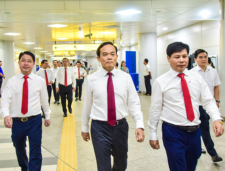 Bí thư Trần Lưu Quang dẫn đầu đoàn Đại biểu TP.HCM ‘mục sở thị’ metro số 1