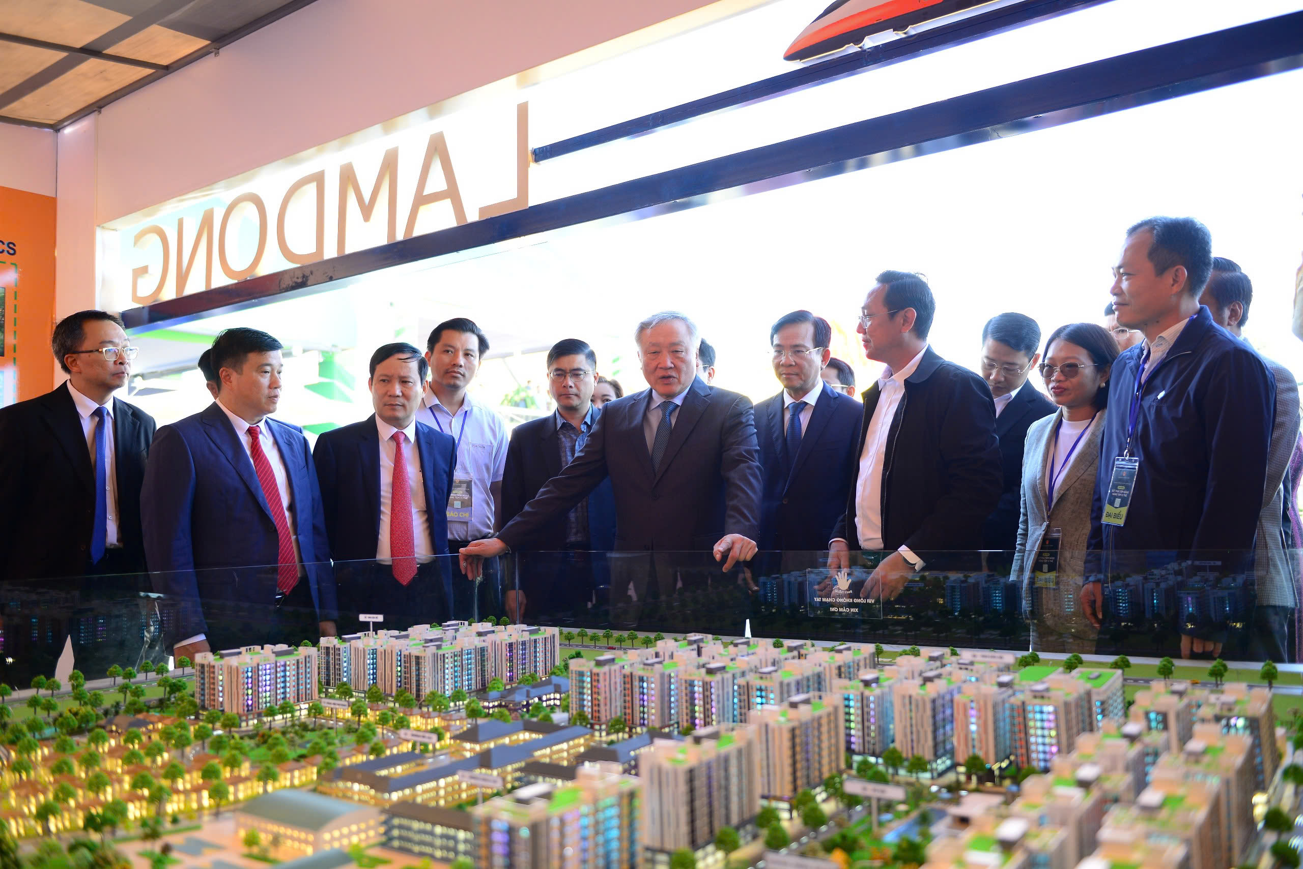 Lâm Đồng cam kết “Doanh nghiệp cần, chính quyền có; doanh nghiệp khó, có chính quyền” - 2