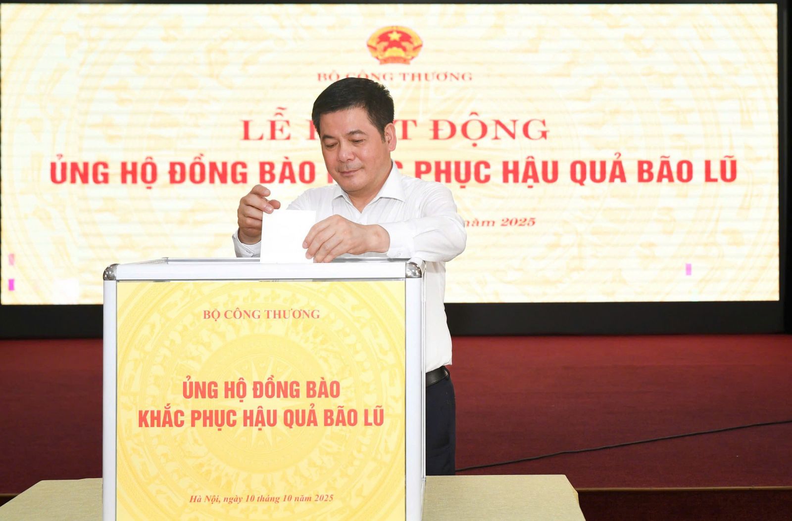 Bộ trưởng Nguyễn Hồng Diên mong muốn người trong ngành 'nhường cơm sẻ áo', ủng hộ bà con vùng lũ - 1