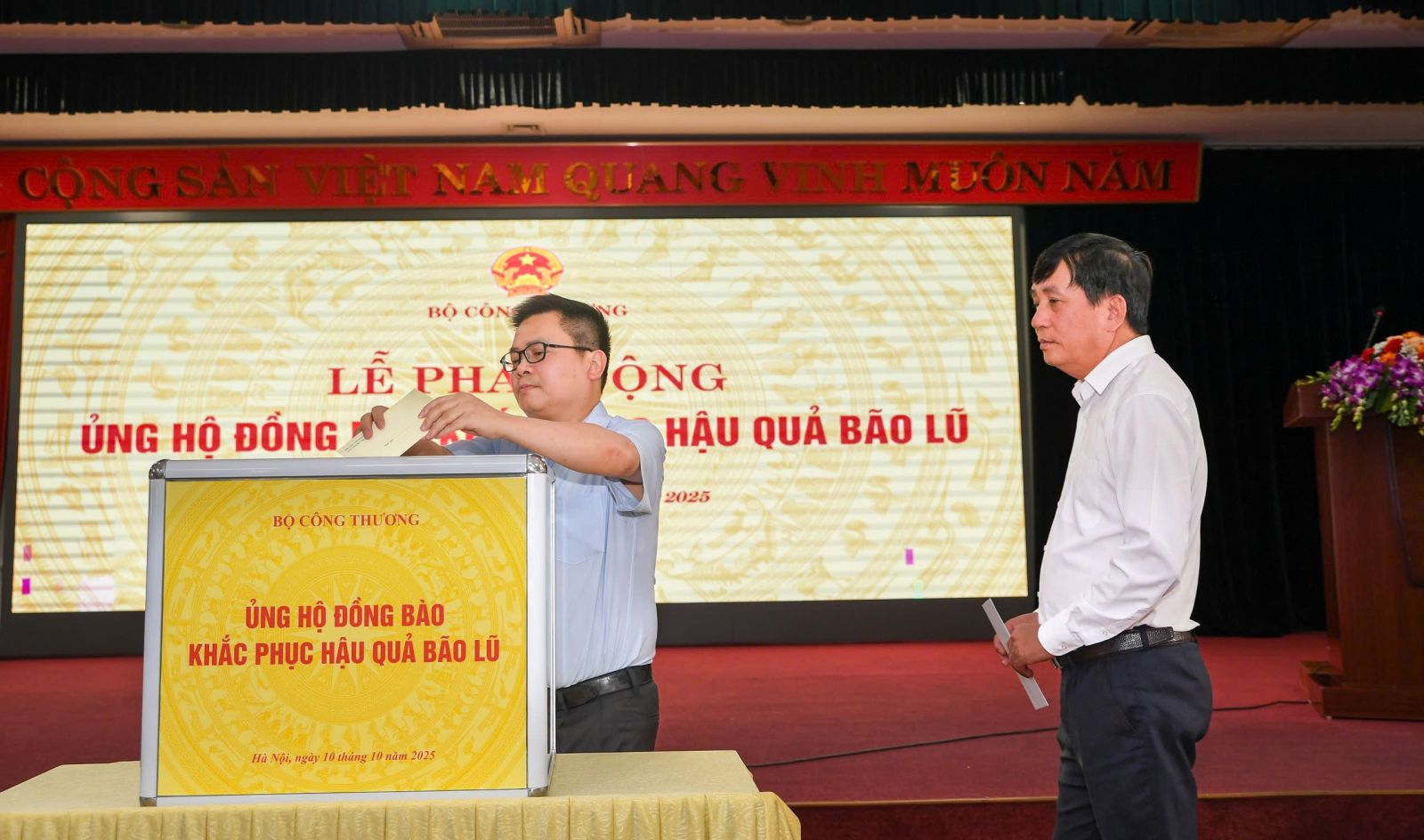 Bộ trưởng Nguyễn Hồng Diên mong muốn người trong ngành 'nhường cơm sẻ áo', ủng hộ bà con vùng lũ - 2