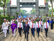 Đoàn đại biểu Đại hội Đảng bộ TP.HCM dâng hương tưởng nhớ các Vua Hùng