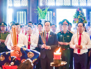 Đoàn đại biểu Đại hội Đảng bộ TP.HCM dâng hương tưởng nhớ các Vua Hùng