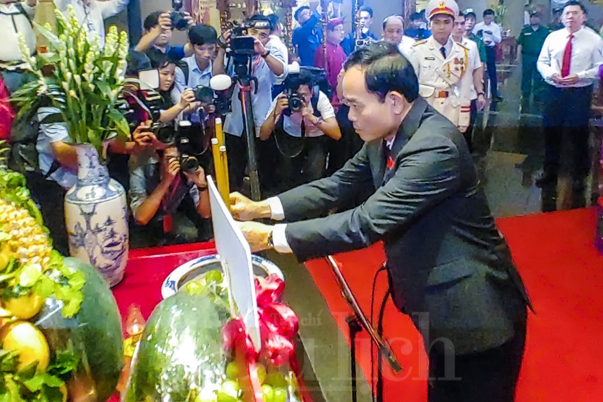 Đoàn đại biểu Đại hội Đảng bộ TP.HCM dâng hương tưởng nhớ các Vua Hùng - 5
