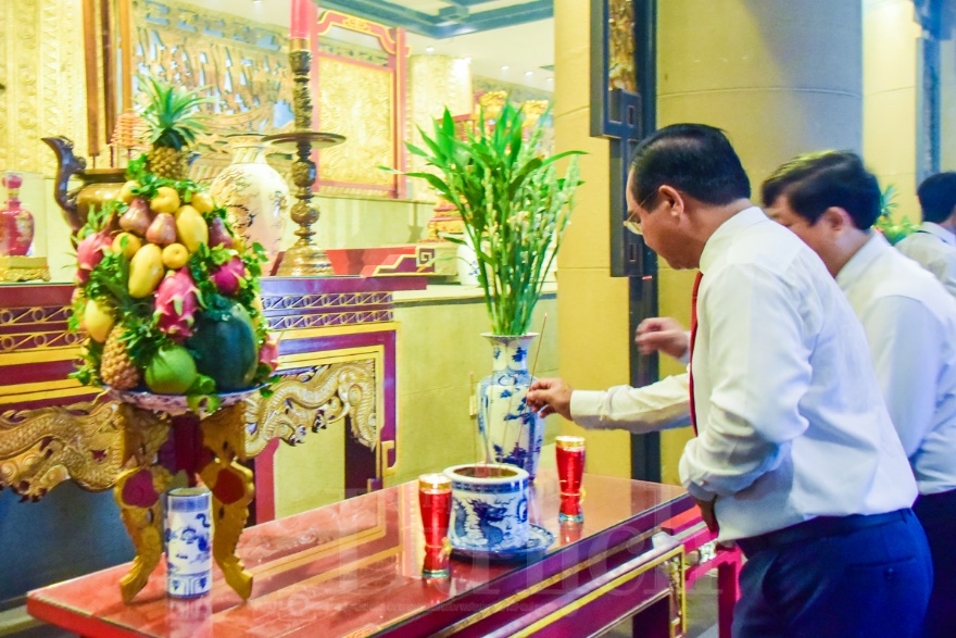 Đoàn đại biểu Đại hội Đảng bộ TP.HCM dâng hương tưởng nhớ các Vua Hùng - 7