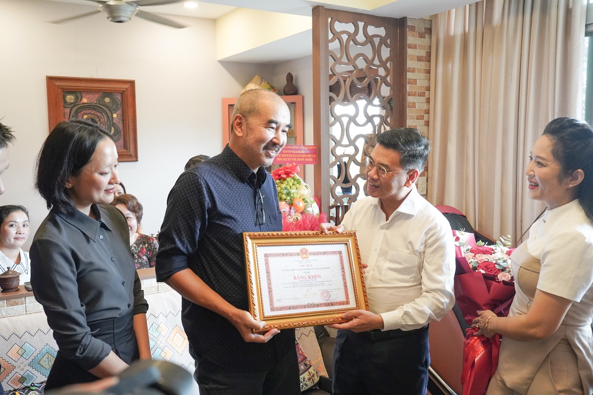 TP.HCM trao bằng khen cho đạo diễn Bùi Thạc Chuyên, người kể chuyện từ lòng đất Củ Chi - 1