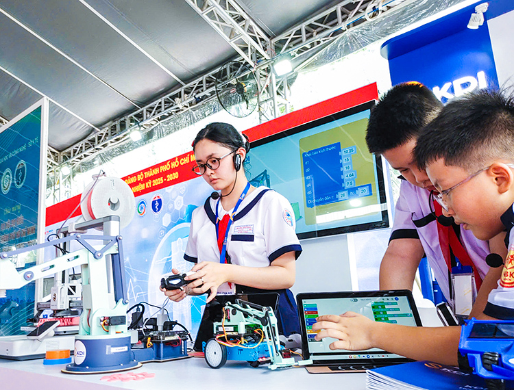 Bứt phá từ hợp lực ba vùng: TP.HCM tiên phong chuyển đổi số toàn diện