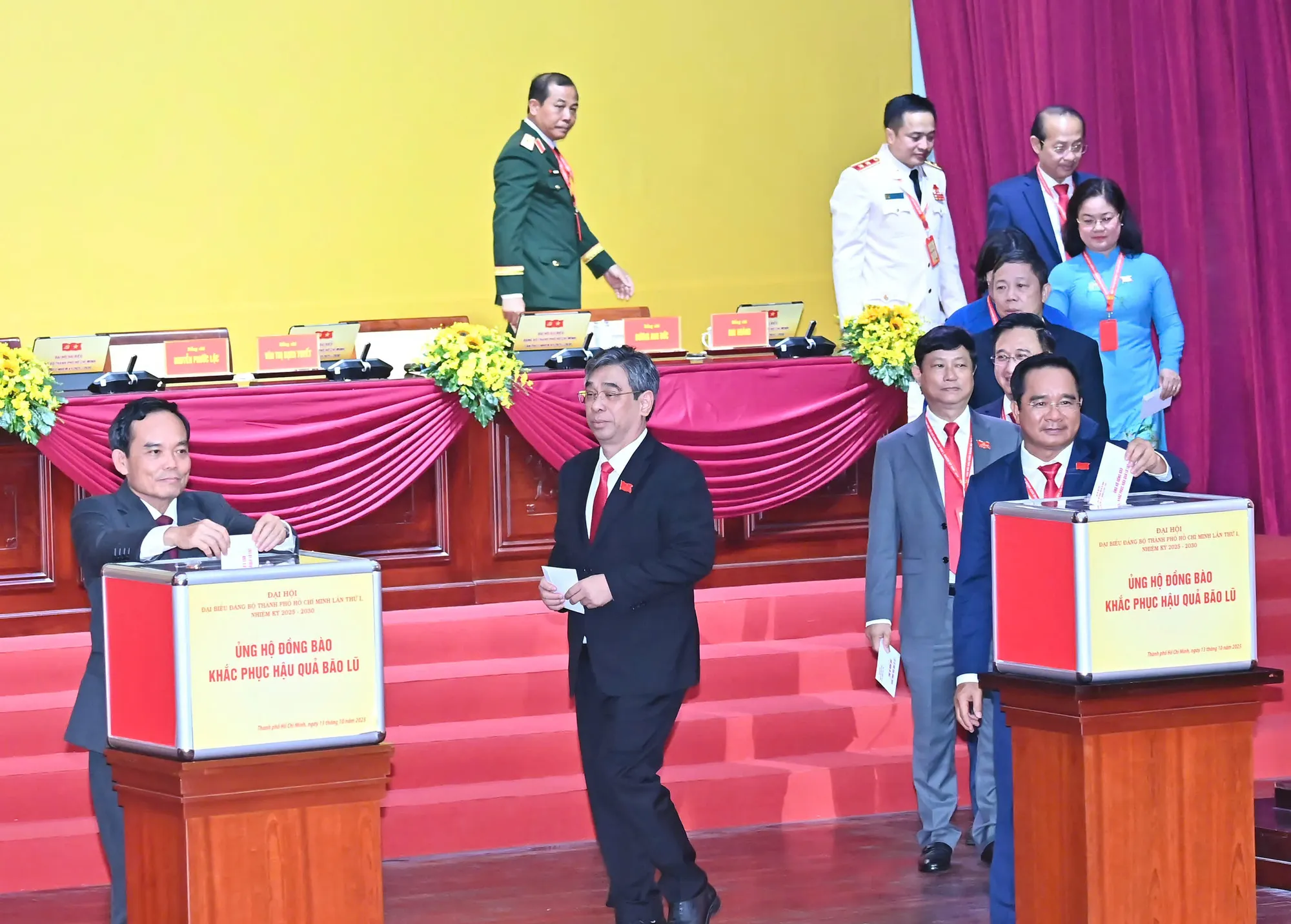 Đại hội Đảng bộ TP.HCM phát động quyên góp ủng hộ đồng bào vùng lũ - 1