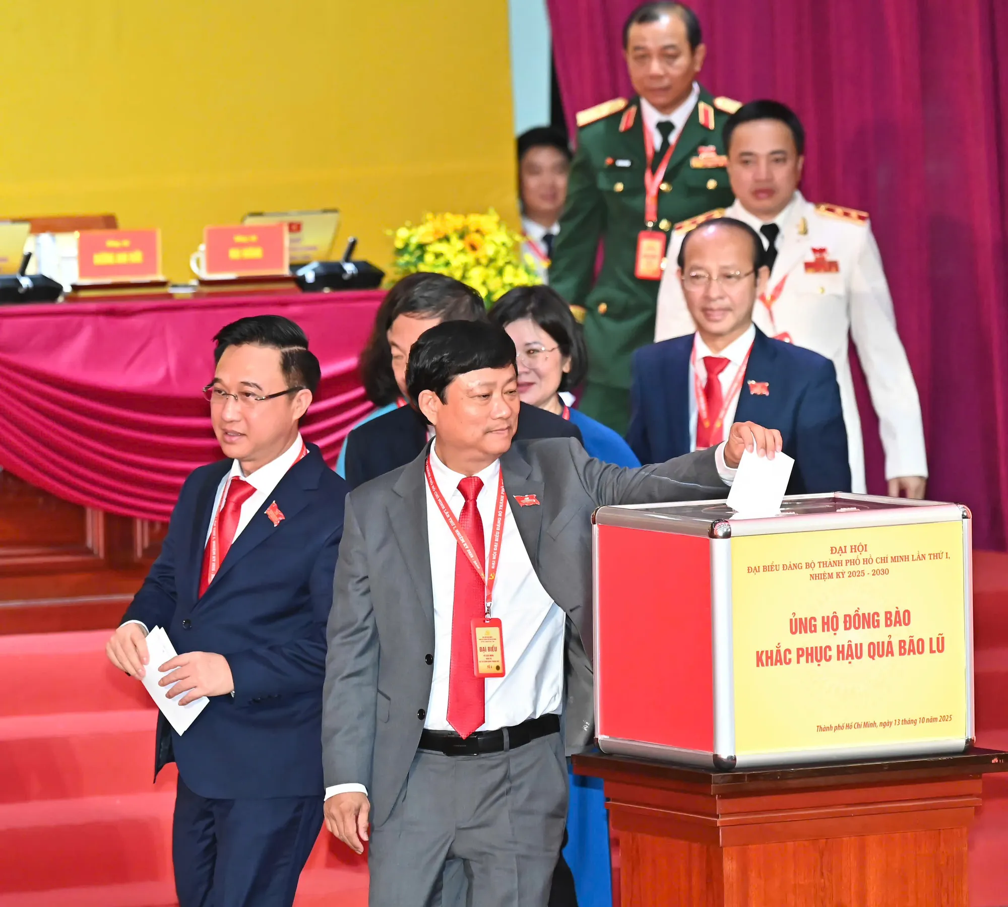 Đại hội Đảng bộ TP.HCM phát động quyên góp ủng hộ đồng bào vùng lũ - 2