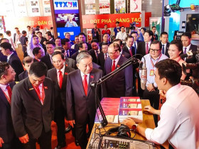  - Tổng Bí thư Tô Lâm tham quan không gian triển lãm “TP.HCM - Kỷ nguyên vươn mình”