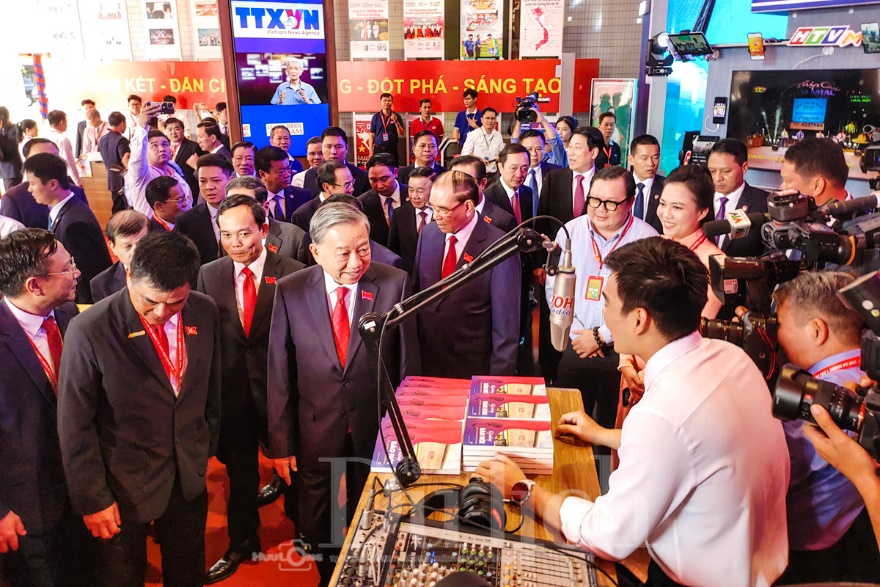 Tổng Bí thư Tô Lâm tham quan không gian triển lãm “TP.HCM - Kỷ nguyên vươn mình” - 8