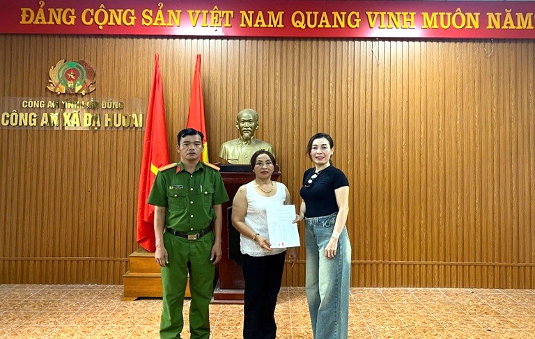 Công an hỗ trợ người dân trả 100 triệu đồng do chuyển khoản nhầm - 1