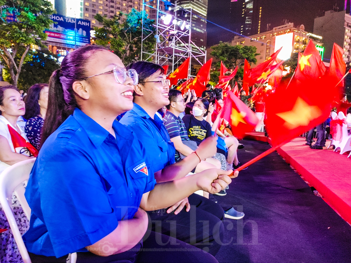 Dạ tiệc nghệ thuật đa sắc màu ‘Dưới ánh sáng quang vinh’ - 11