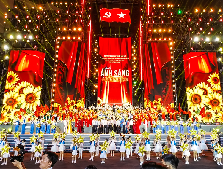 Dạ tiệc nghệ thuật đa sắc màu ‘Dưới ánh sáng quang vinh’