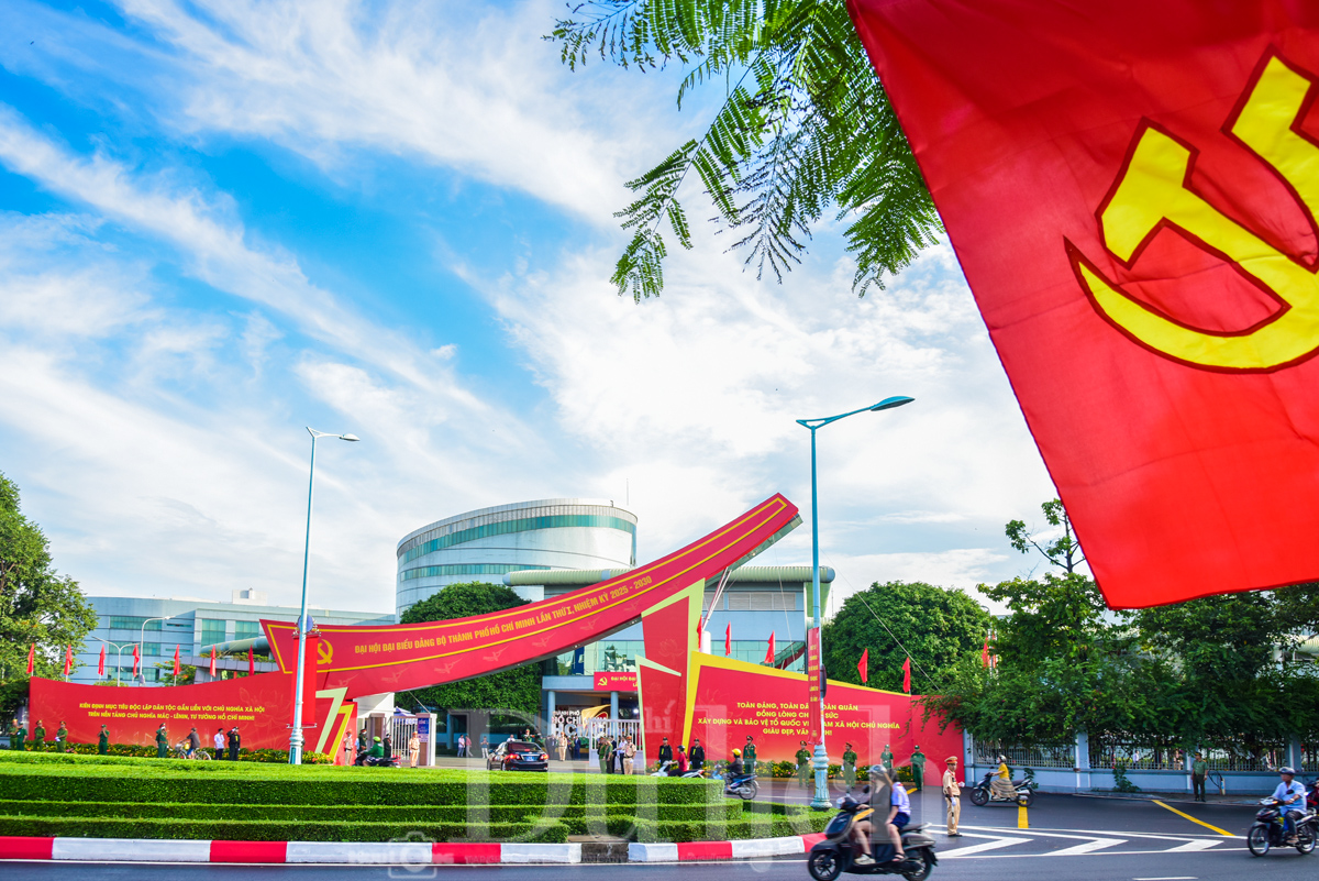 ngay hoi dai doan ket: tp.hcm ruc ro co hoa don mung ky nguyen moi tu dai hoi dang bo lan thu i - 1