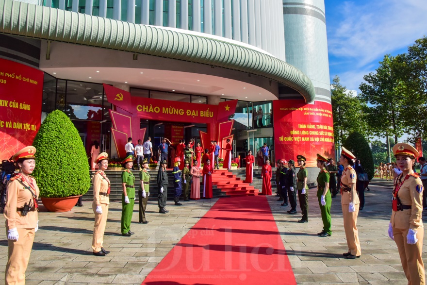 ngay hoi dai doan ket: tp.hcm ruc ro co hoa don mung ky nguyen moi tu dai hoi dang bo lan thu i - 11