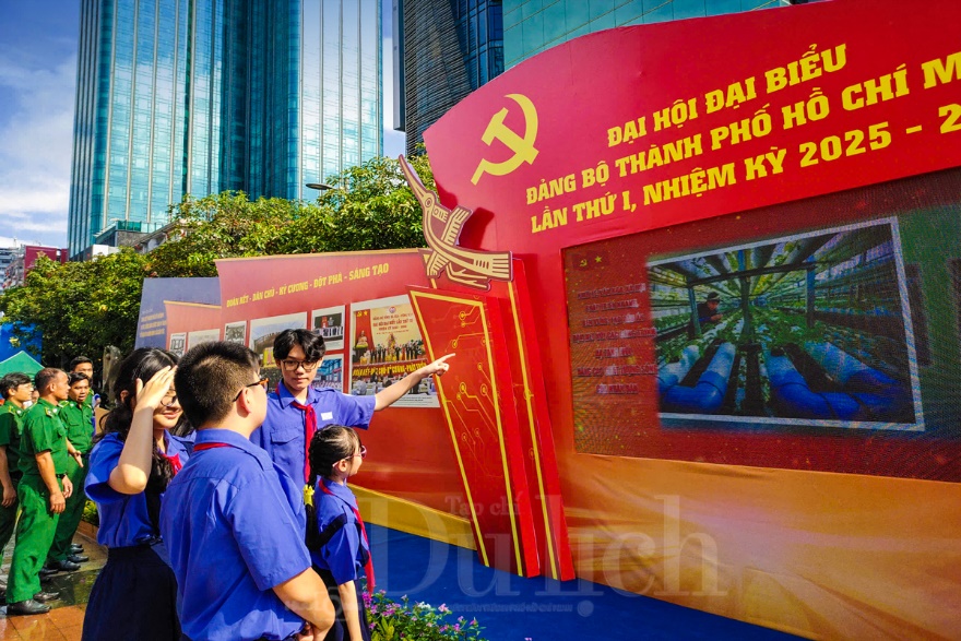 ngay hoi dai doan ket: tp.hcm ruc ro co hoa don mung ky nguyen moi tu dai hoi dang bo lan thu i - 17