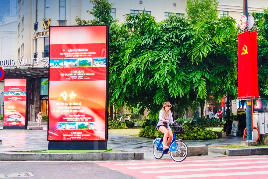 ngay hoi dai doan ket: tp.hcm ruc ro co hoa don mung ky nguyen moi tu dai hoi dang bo lan thu i - 7