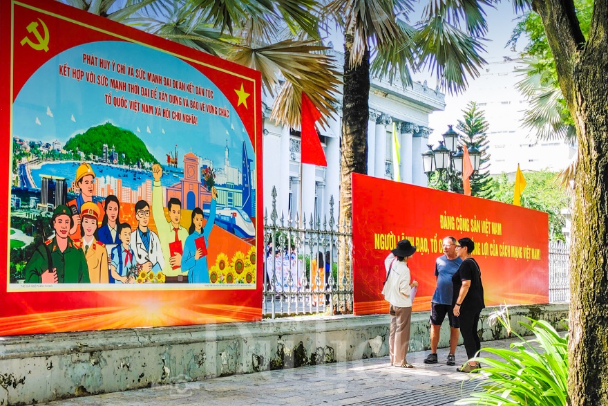 ngay hoi dai doan ket: tp.hcm ruc ro co hoa don mung ky nguyen moi tu dai hoi dang bo lan thu i - 19
