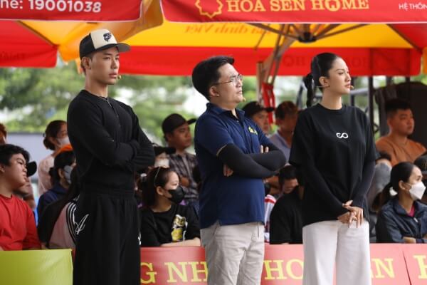 Hoa hậu Phương Linh và rapper Wean xúc động trước nghị lực của hai em nhỏ trong Mái ấm gia đình Việt - 1