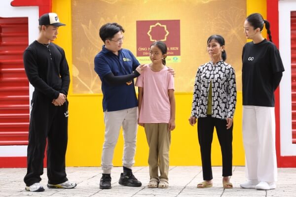 Hoa hậu Phương Linh và rapper Wean xúc động trước nghị lực của hai em nhỏ trong Mái ấm gia đình Việt - 6