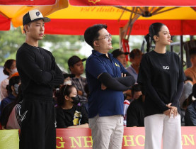  - Hoa hậu Phương Linh và rapper Wean xúc động trước nghị lực của hai em nhỏ trong Mái ấm gia đình Việt