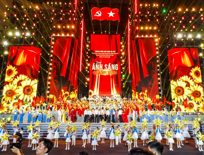  - Dạ tiệc nghệ thuật đa sắc màu ‘Dưới ánh sáng quang vinh’