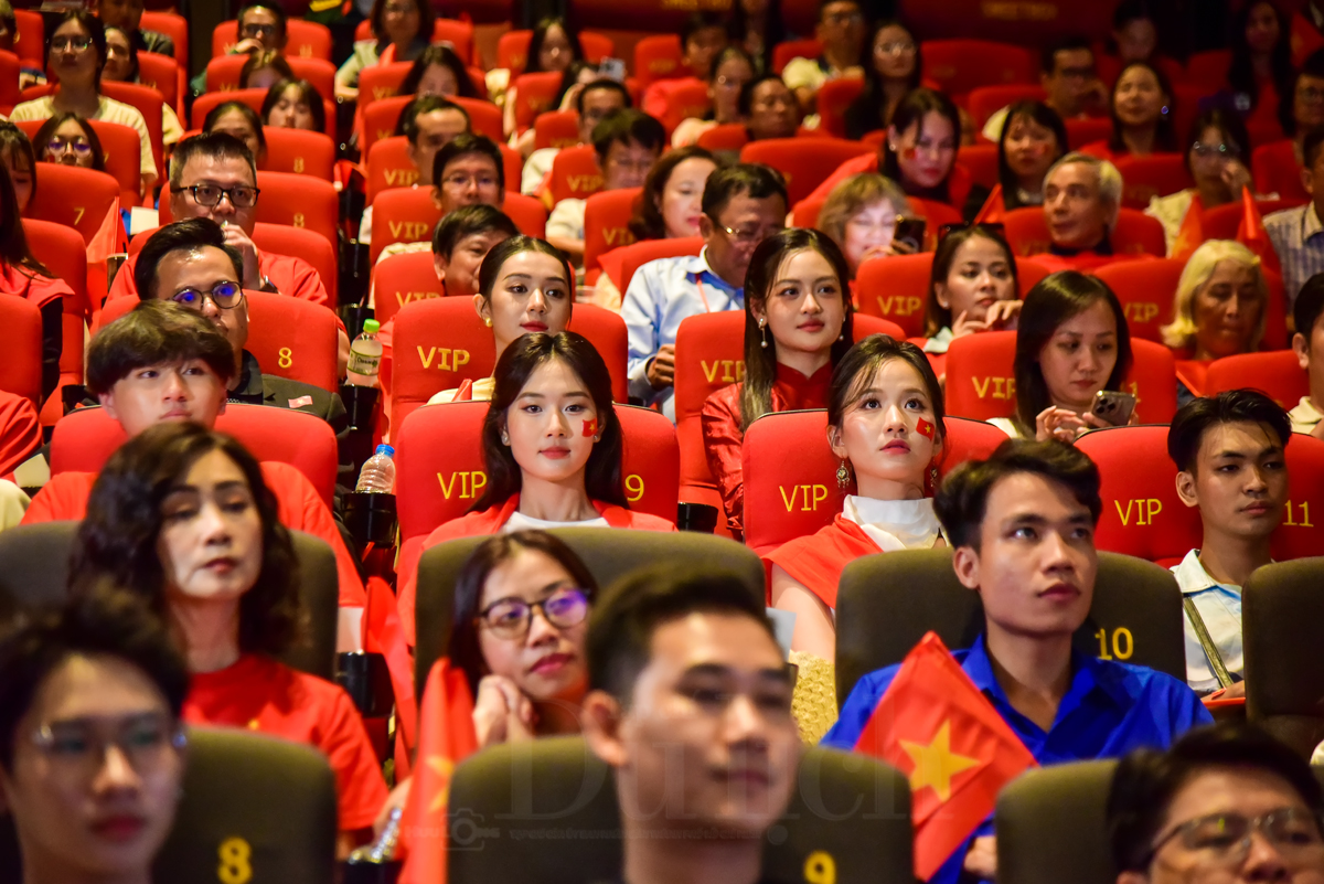 Vỡ òa cảm xúc Ngôi sao rực sáng trên nền đỏ màu cờ Tổ quốc - 7